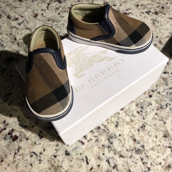 burberry baby shoe